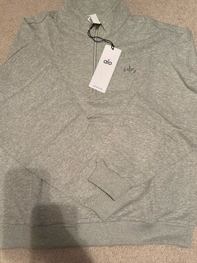 ALO Yoga Men’s Light Heather Gray Quarter-Zip Pullover